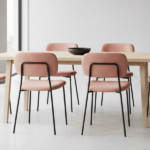 Set 4 Sedie Imbottite  – Design Moderno in Velluto Rosa e Metallo Nero