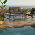 Set Divanetto Con 2 Poltrone e Tavolo