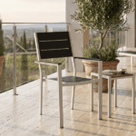 Sedia In Acciaio Bianca Con Doghe Effetto Legno